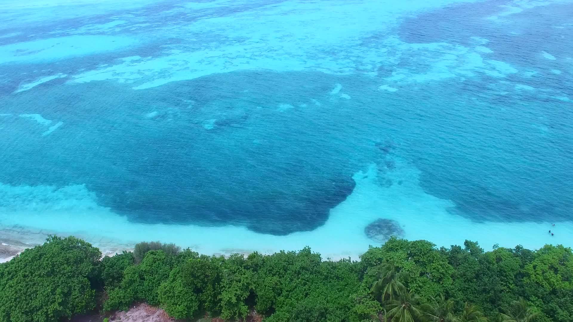 在浅海和白沙的背景下热带泻湖海滩度假的无人机景观视频的预览图