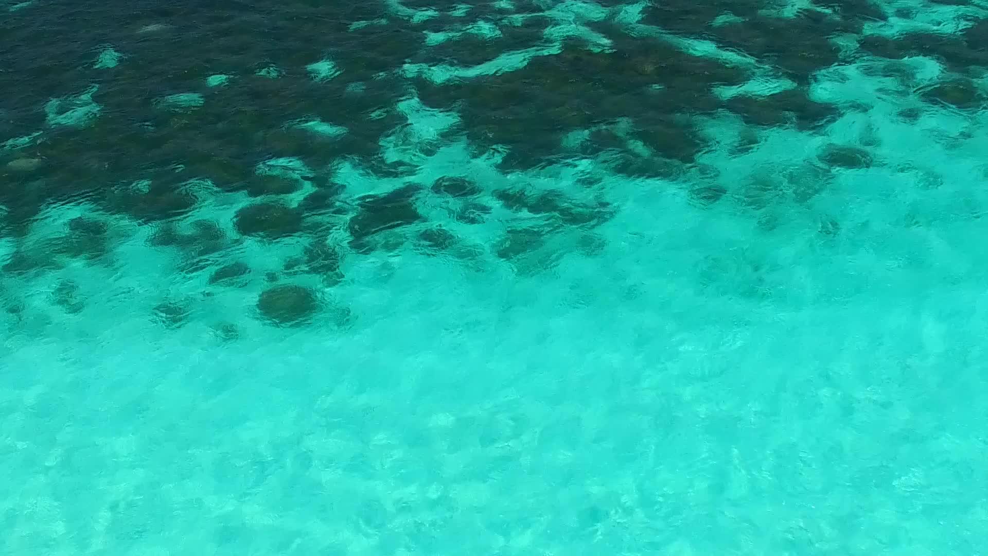 蓝海和白沙底蓝海外旅游海滩假日风景的无人驾驶飞机视频的预览图