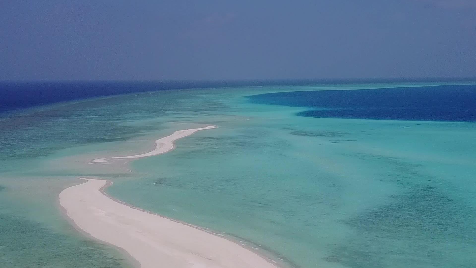 蓝绿色的水和白色的沙子背景海洋海岸海滩时间无人驾驶无人驾驶视频的预览图