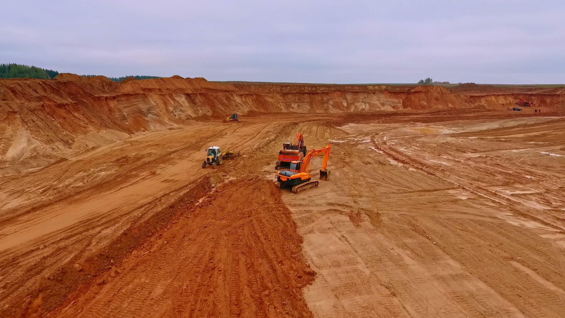 挖掘机站在采砂场视频的预览图