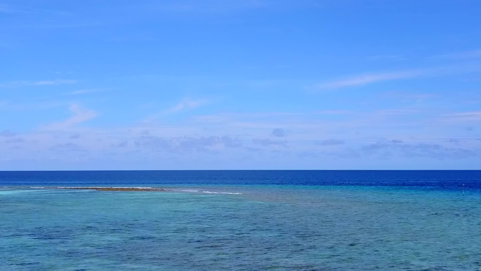 寒冷的海湾海滩度假背景是凉爽的蓝色水视频的预览图