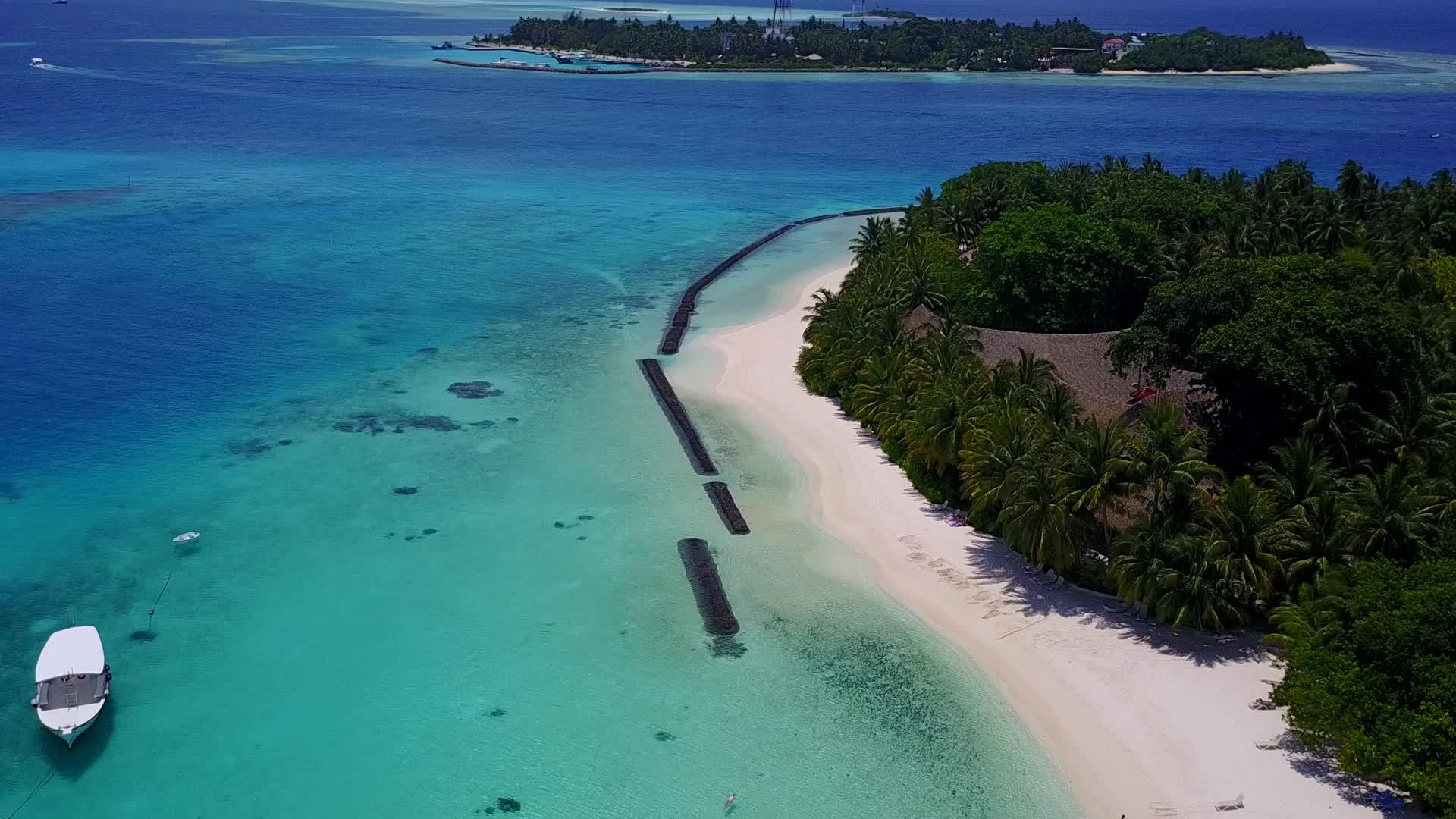 空中无人机天空美丽的度假海滩旅行水蓝色海白色视频的预览图