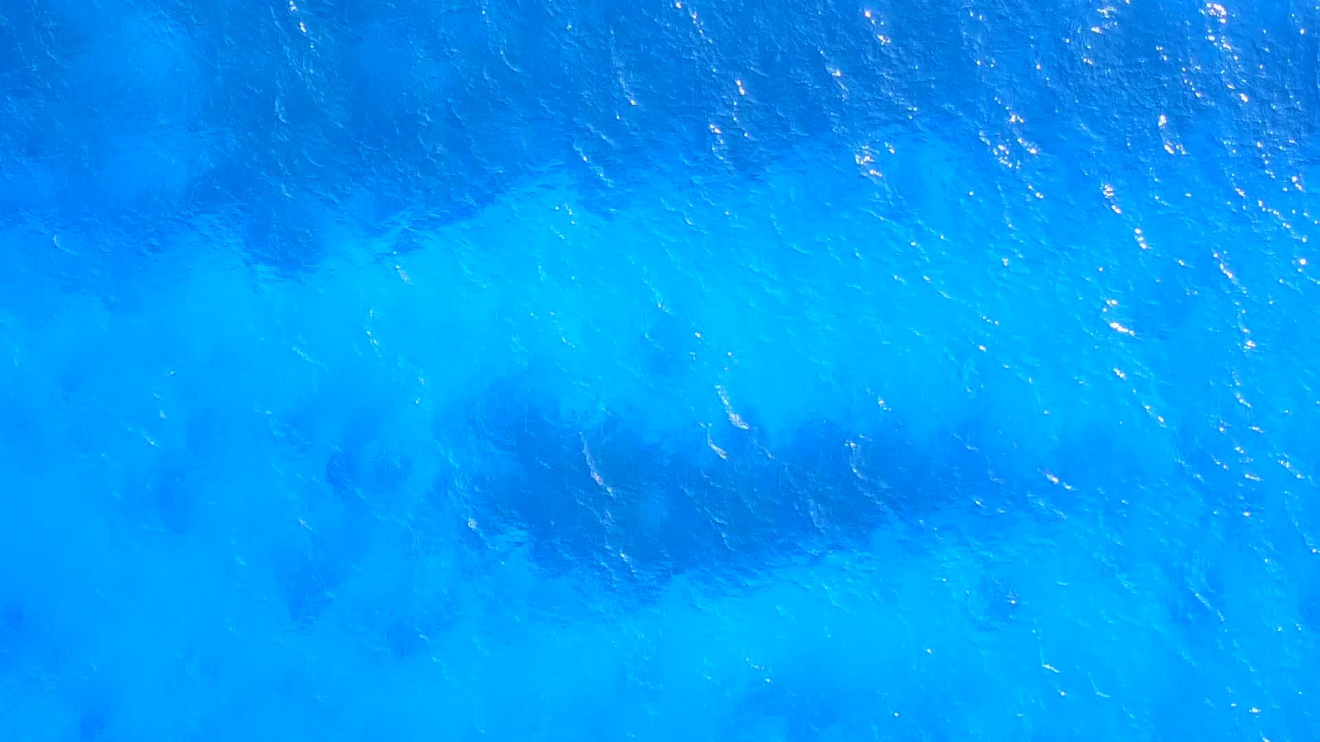 热带岛屿海滩在蓝色水域和白色沙子的背景下旅行视频的预览图