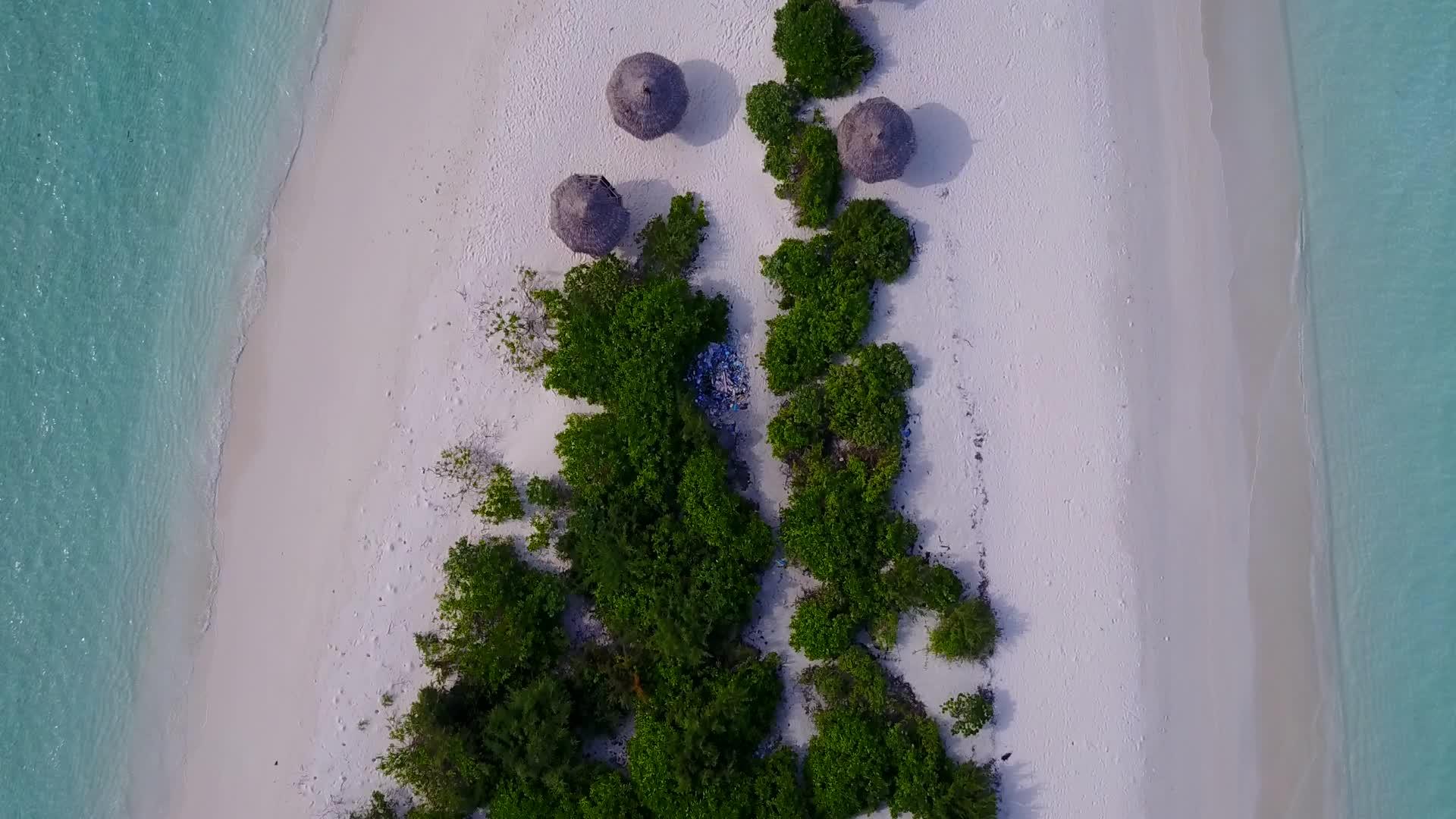 白沙背景蓝色泻湖美丽海滩度假无人机景观纹理视频的预览图