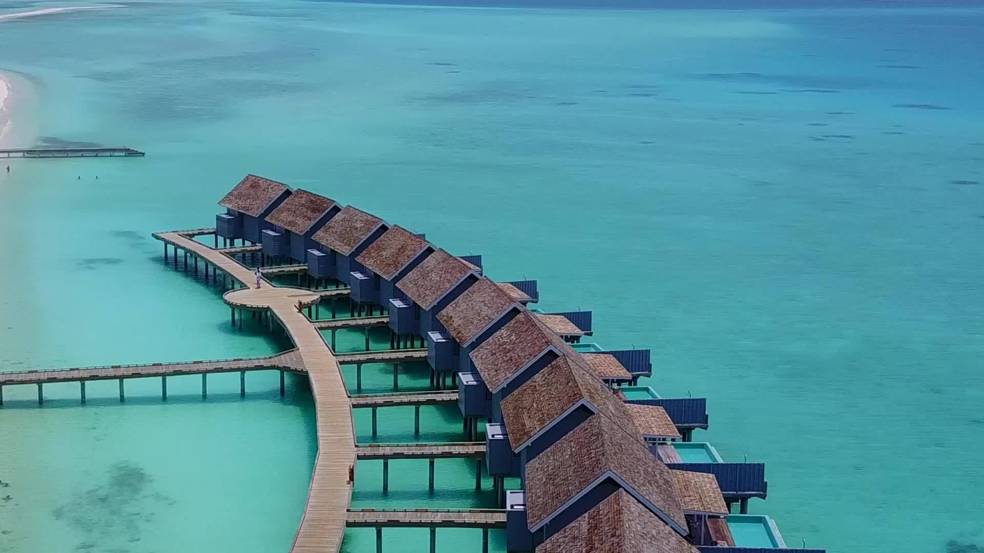热带海岸线海滩旅行以蓝色环礁湖和白色海滩为背景视频的预览图