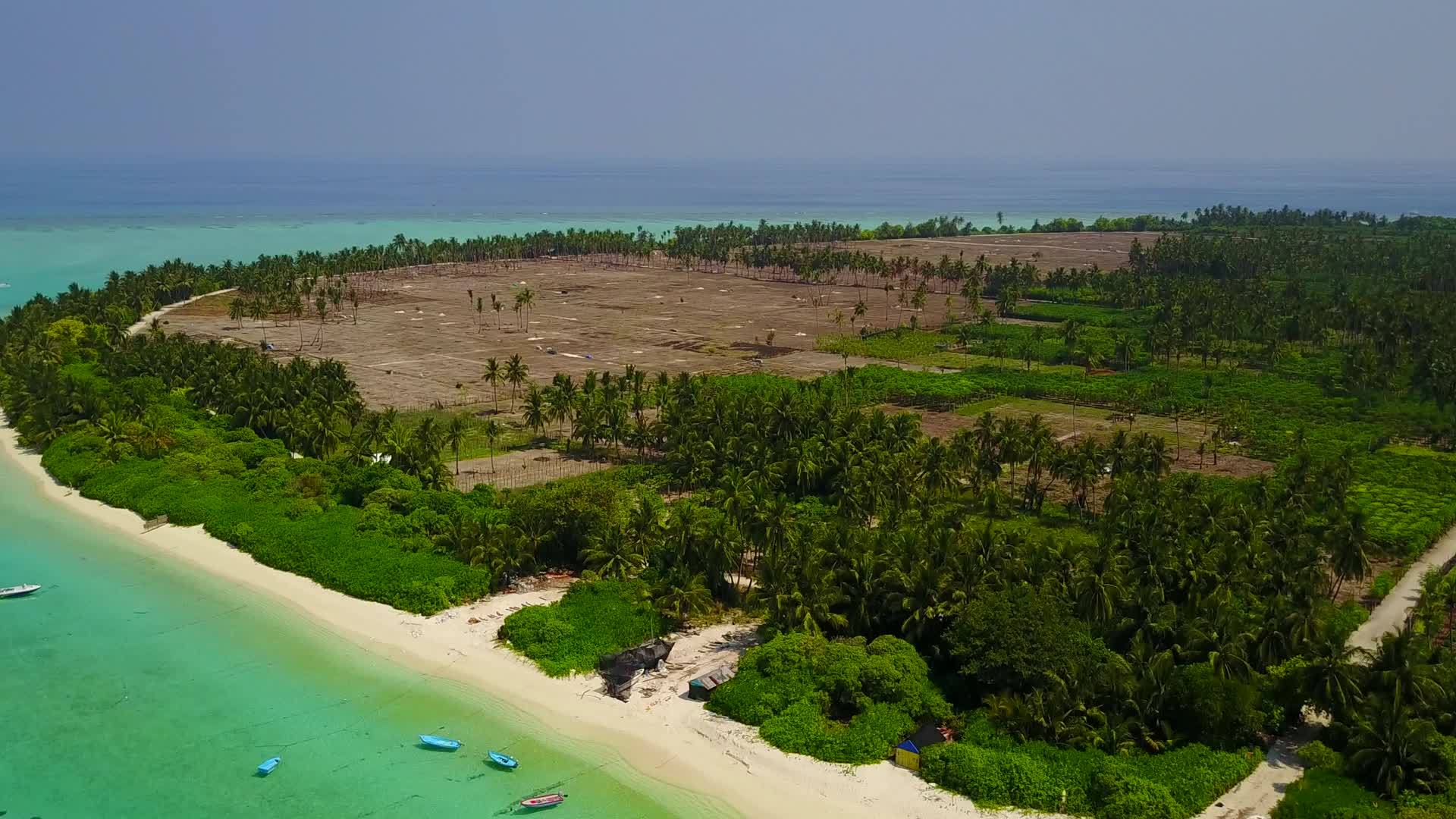 以蓝水和白色沙沙为背景放松旅游海滩之旅的空中风景视频的预览图