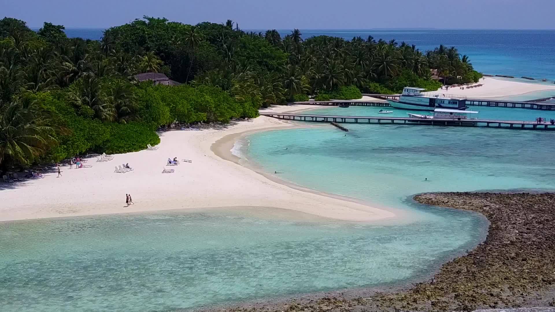 以白色海滩背景的蓝绿色海洋为例探索奇异海岸海滩的冒险视频的预览图