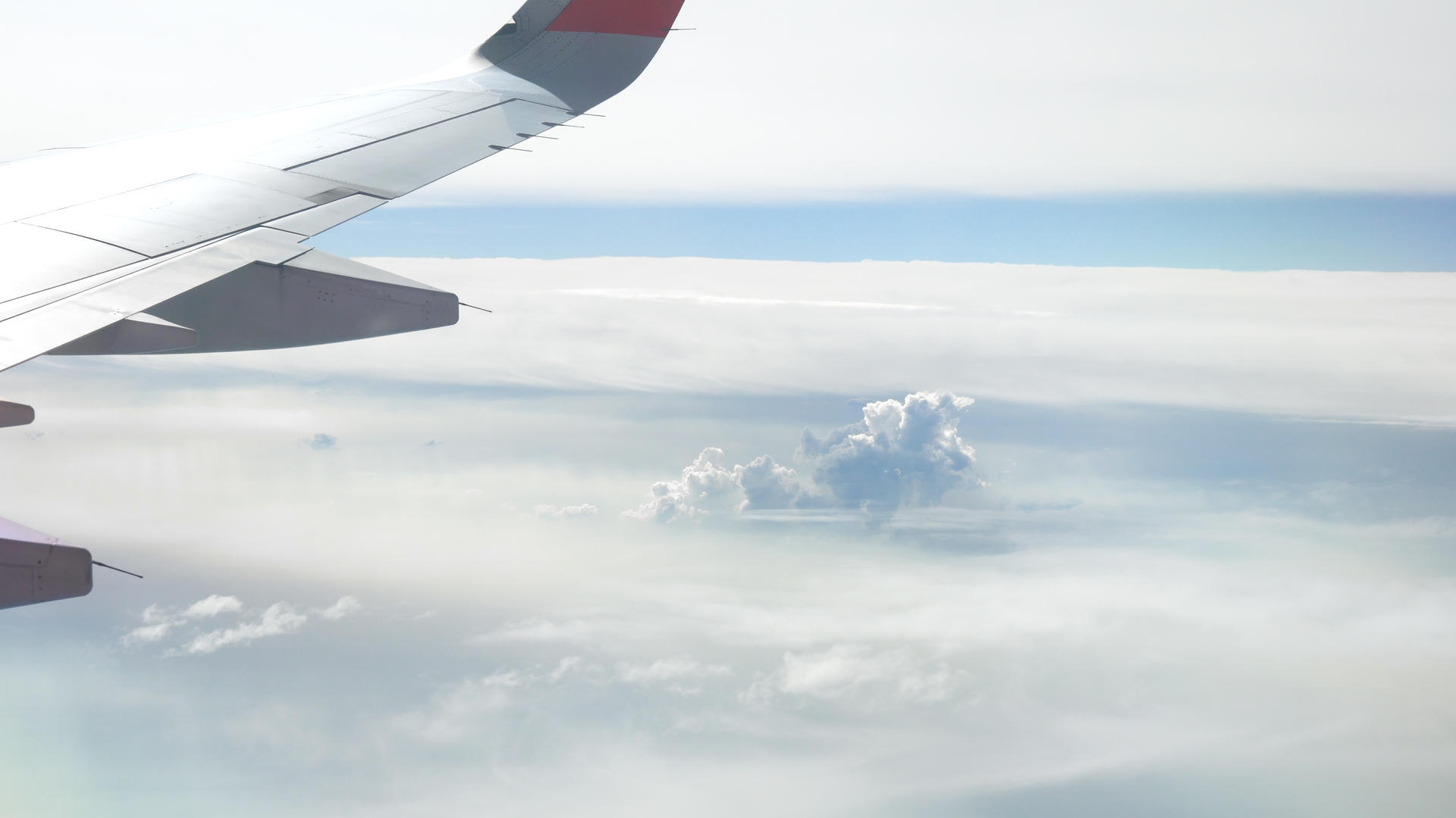 飞机穿越云层4K实拍视频的预览图
