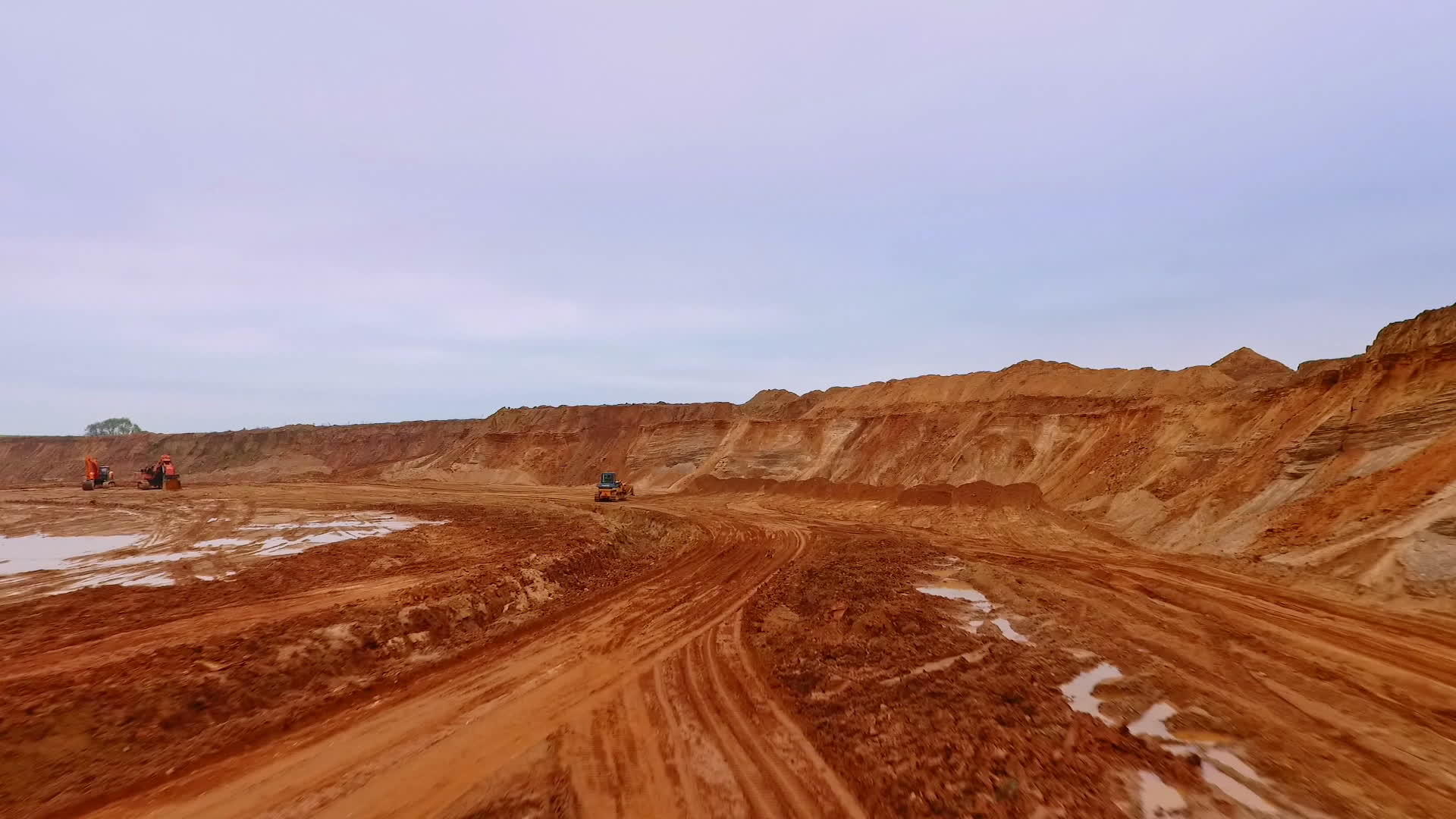 观察通往工业区沙矿的道路视频的预览图