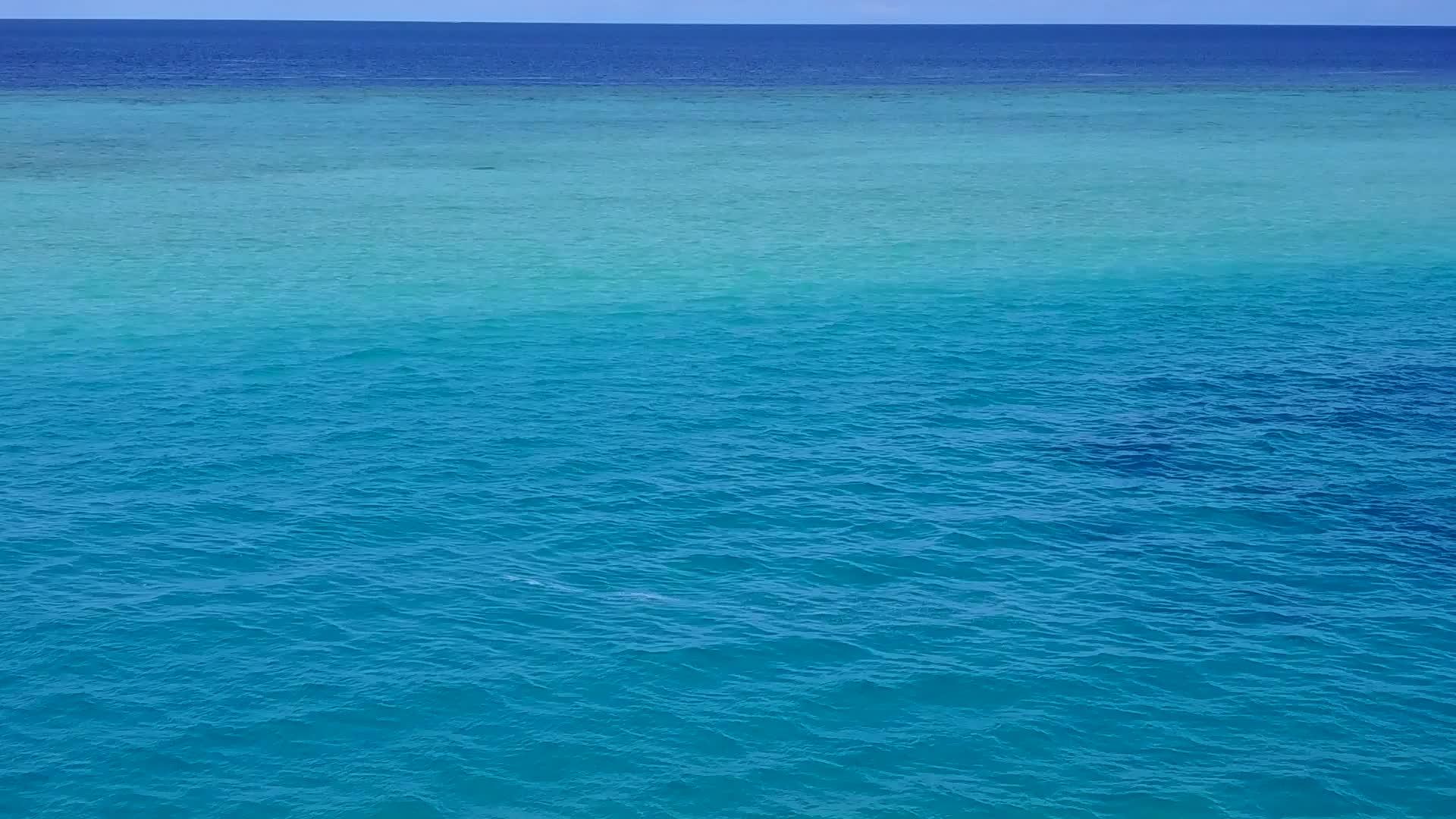 蓝环礁白沙背景的蓝环礁湖观测海滩时间视频的预览图