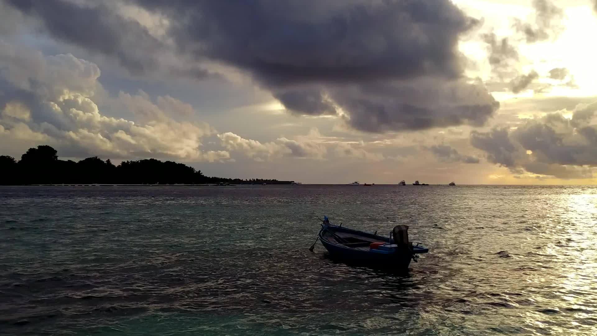 蓝环礁有一个白色的沙子背景在安静的岛屿海滩时间空中无人驾驶视频的预览图