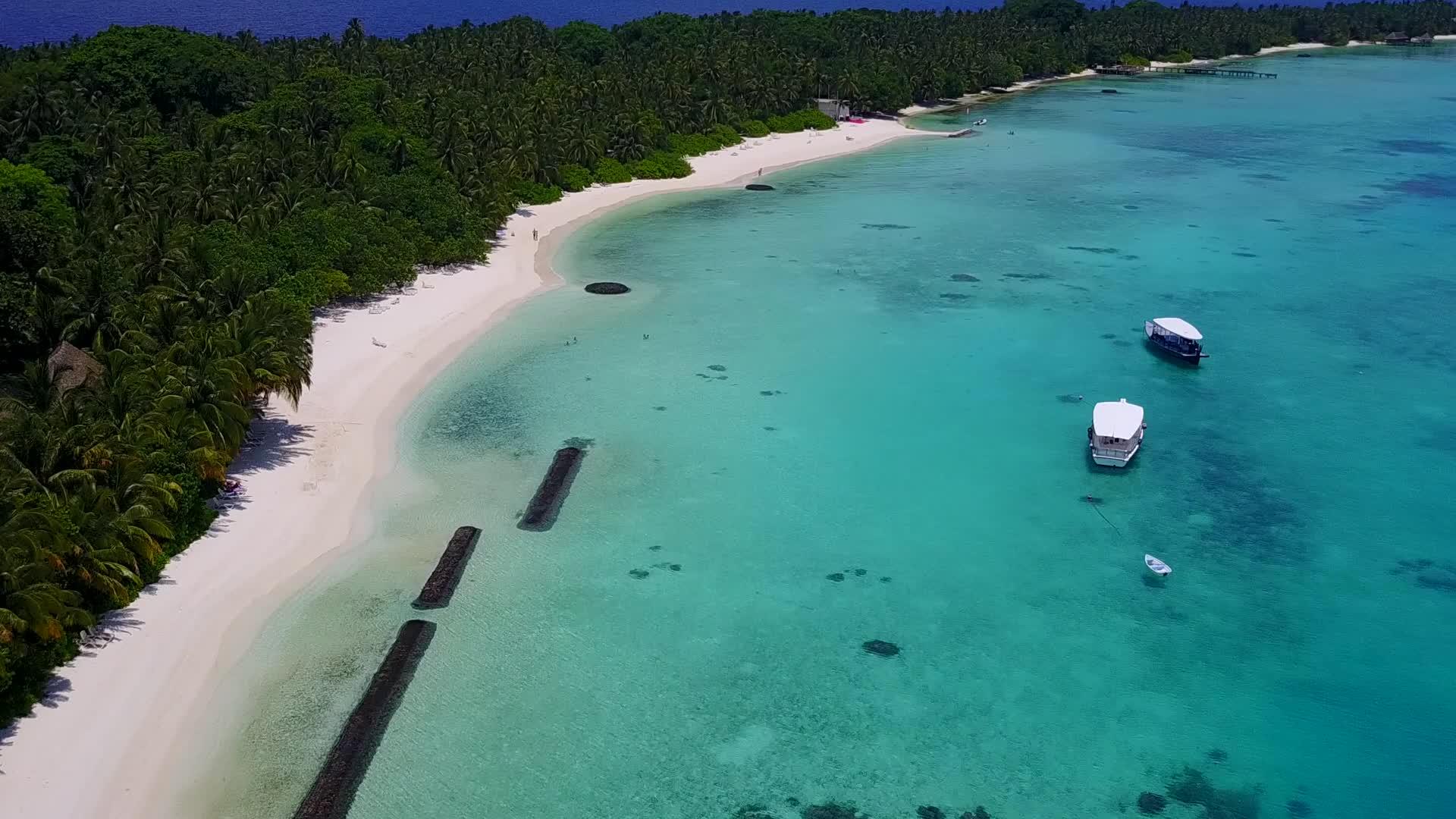 热带海岸线海滩在蓝水和白色沙尘的背景下航行视频的预览图