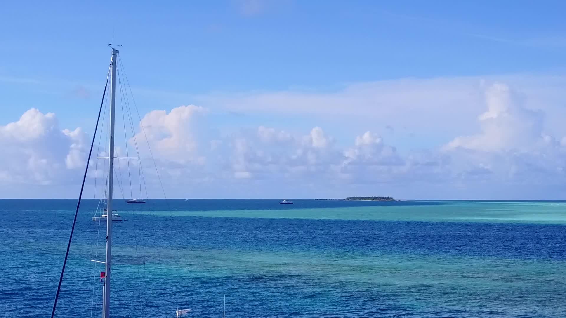 完美的海湾海滩度假无人机海景清澈的海水白沙背景视频的预览图