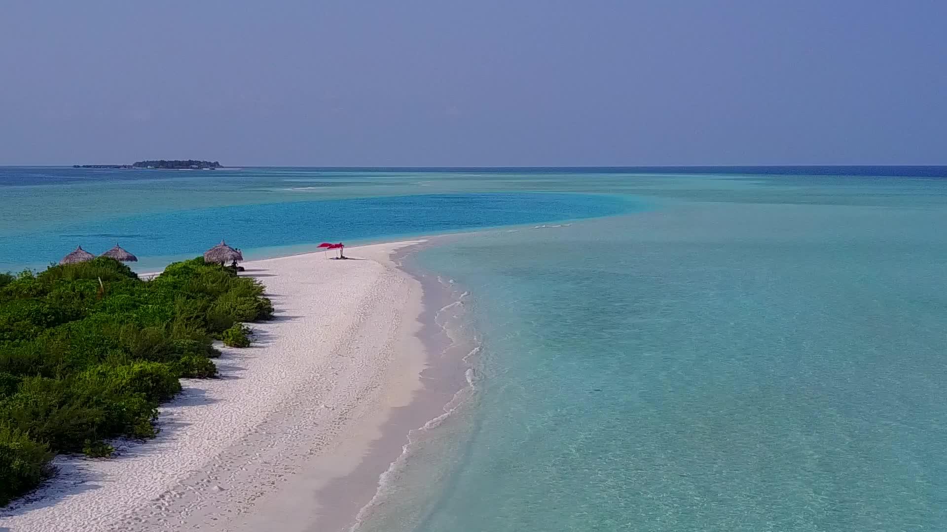 田园诗般的海景海滩度假空中无人机海景清水和白色视频的预览图