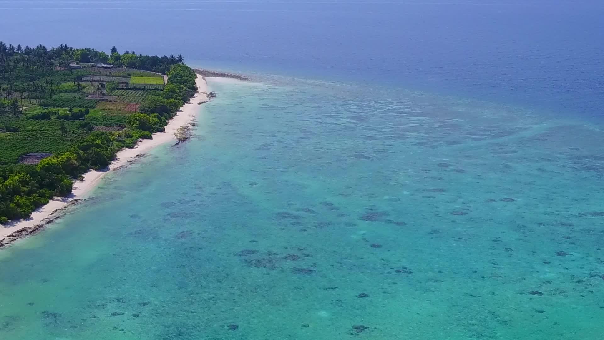 在水蓝色海洋和白色海滩的背景下热带泻湖海滩时间的空中无人机视频的预览图