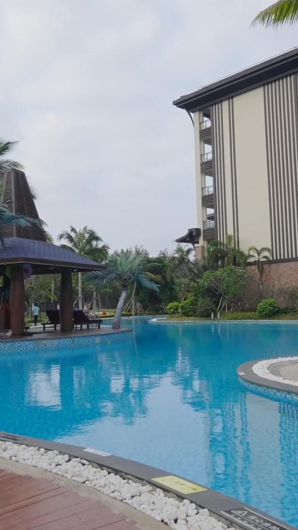 五星级酒店游泳池外景视频视频的预览图