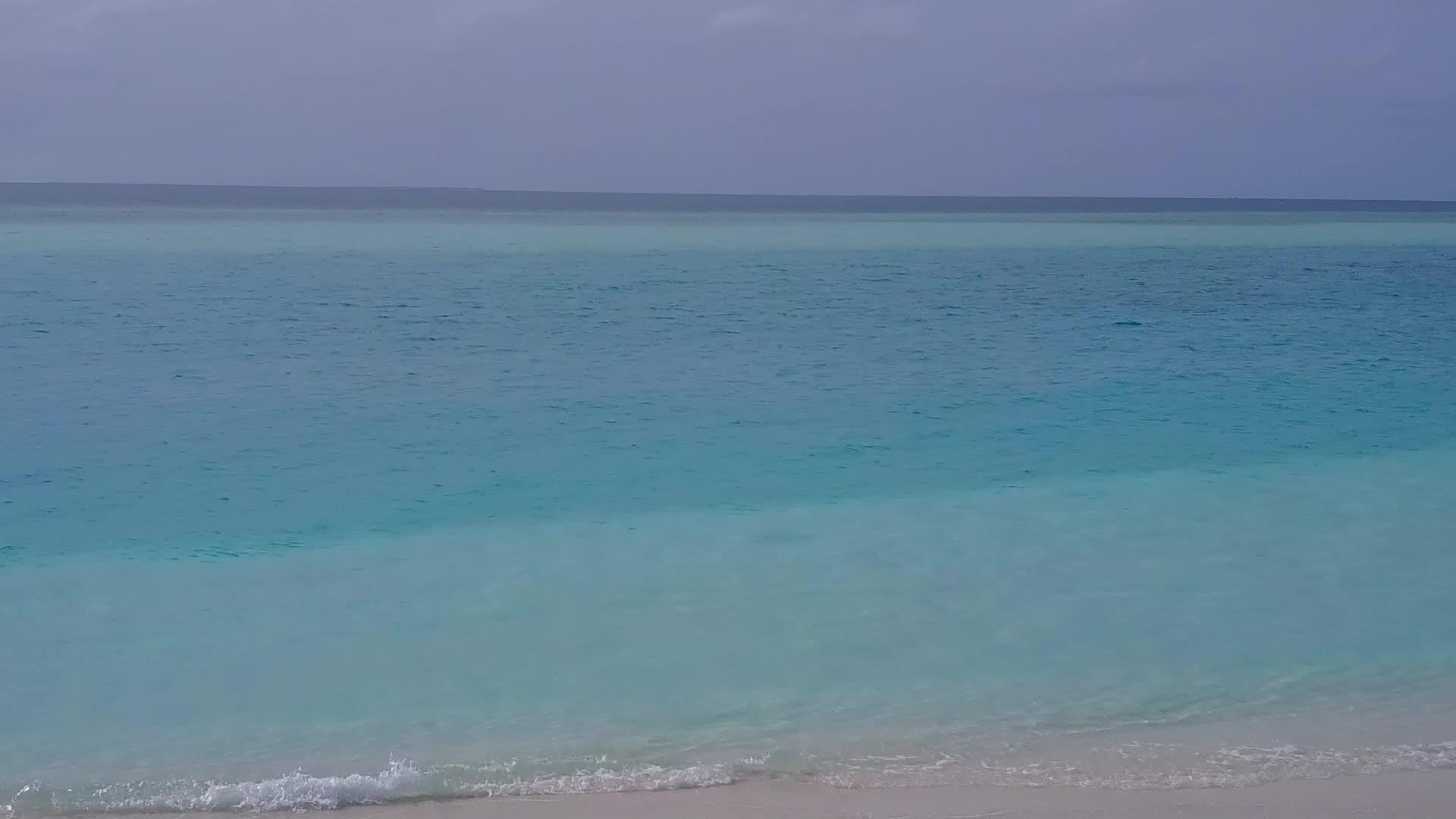 蓝海和白色沙滩的背景视频的预览图