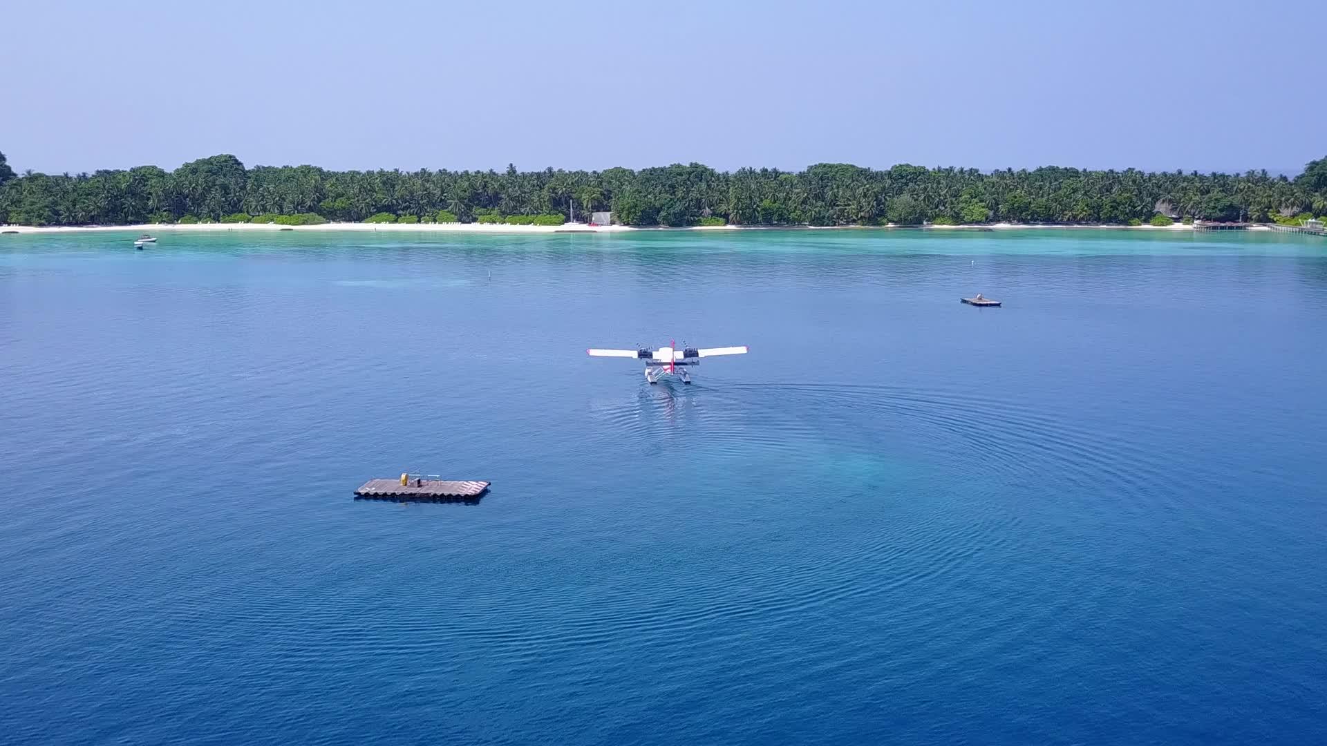 蓝色环礁湖和白色海滩背景的宁静度假胜地海滩休息视频的预览图