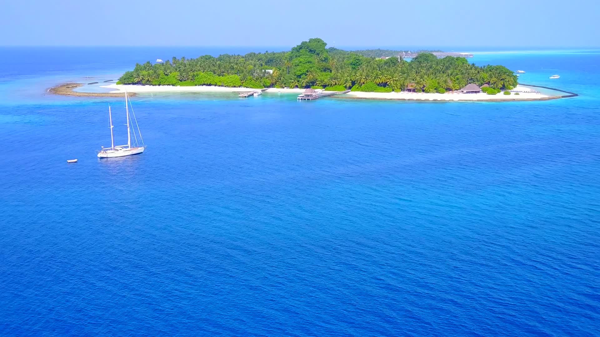 环礁湖的豪华海滩由蓝色水礁湖组成背景为白沙视频的预览图