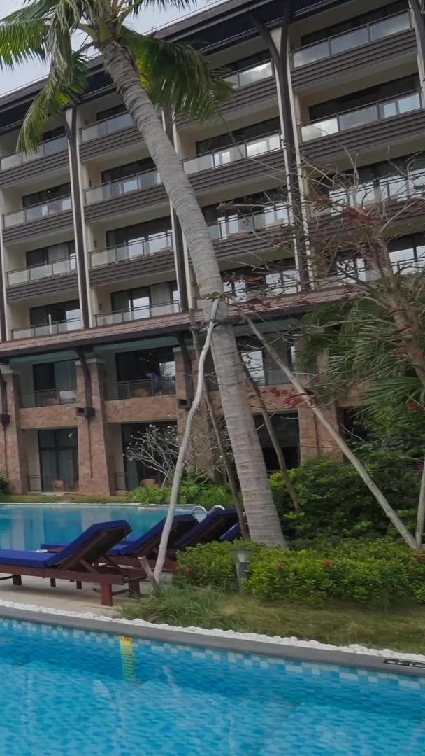 五星级酒店游泳池外景视频视频的预览图