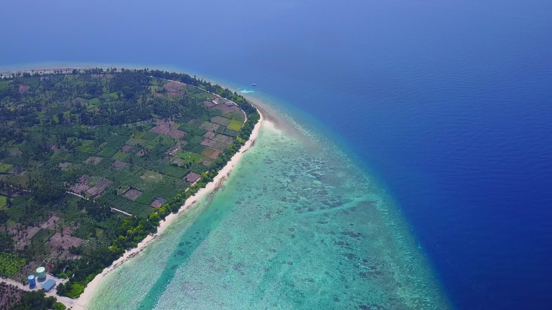 白沙背景蓝海田园诗般的海滩航行空中无人机海景视频的预览图