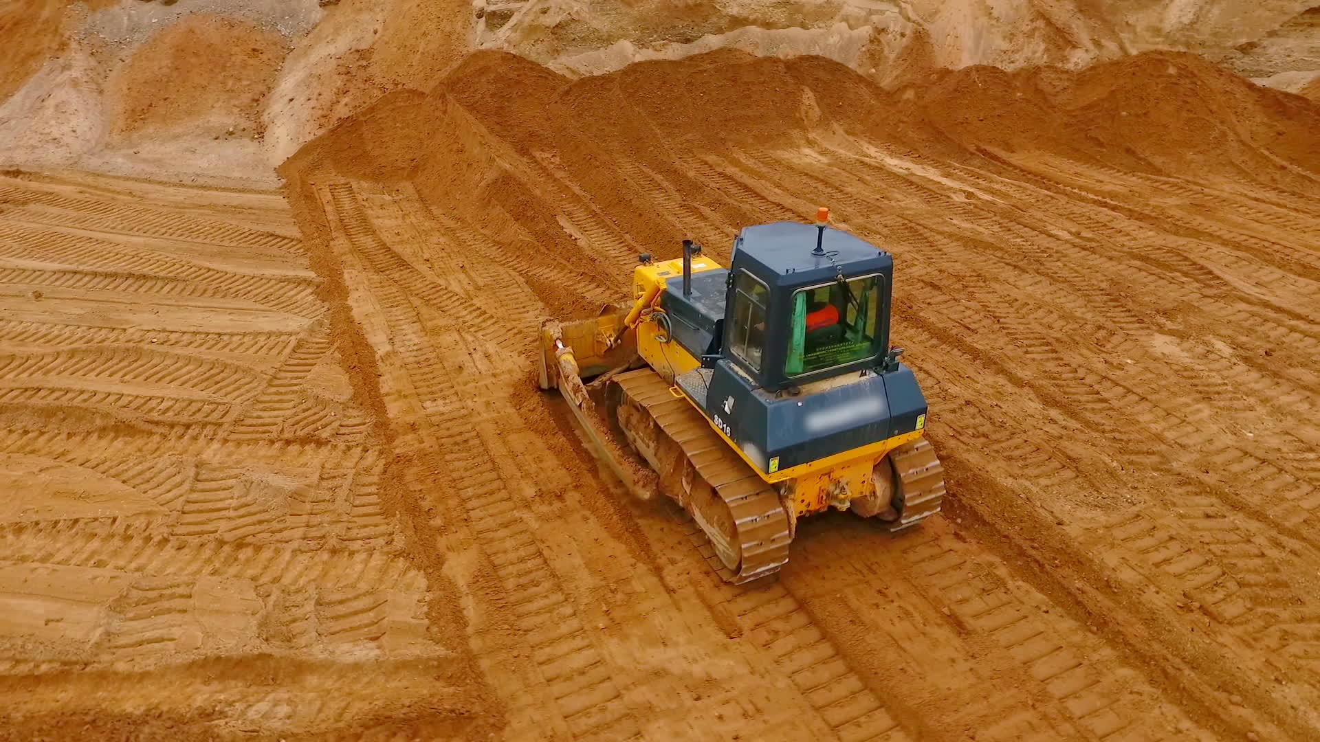 推土机运沙采石场视频的预览图