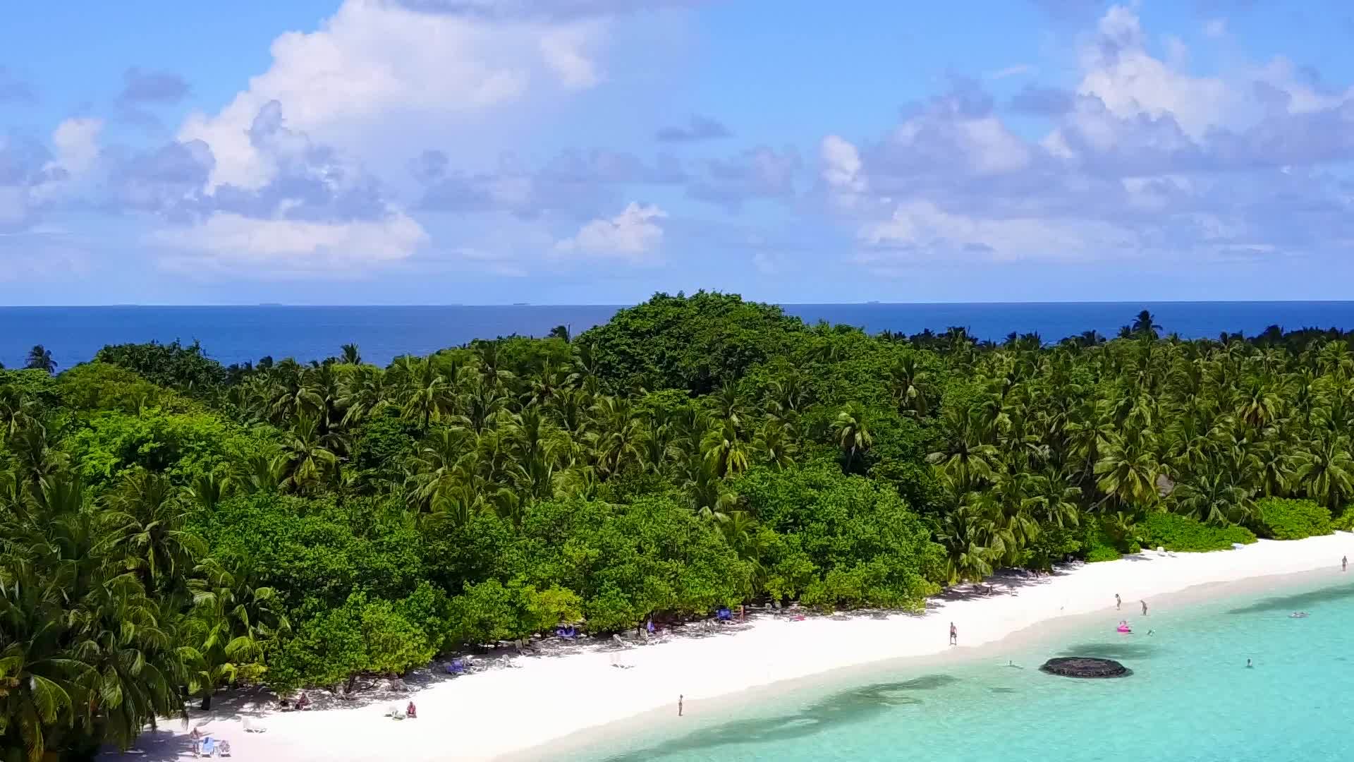 海洋环礁湖海滩假日在空中无人驾驶有白沙背景的绿色海洋视频的预览图