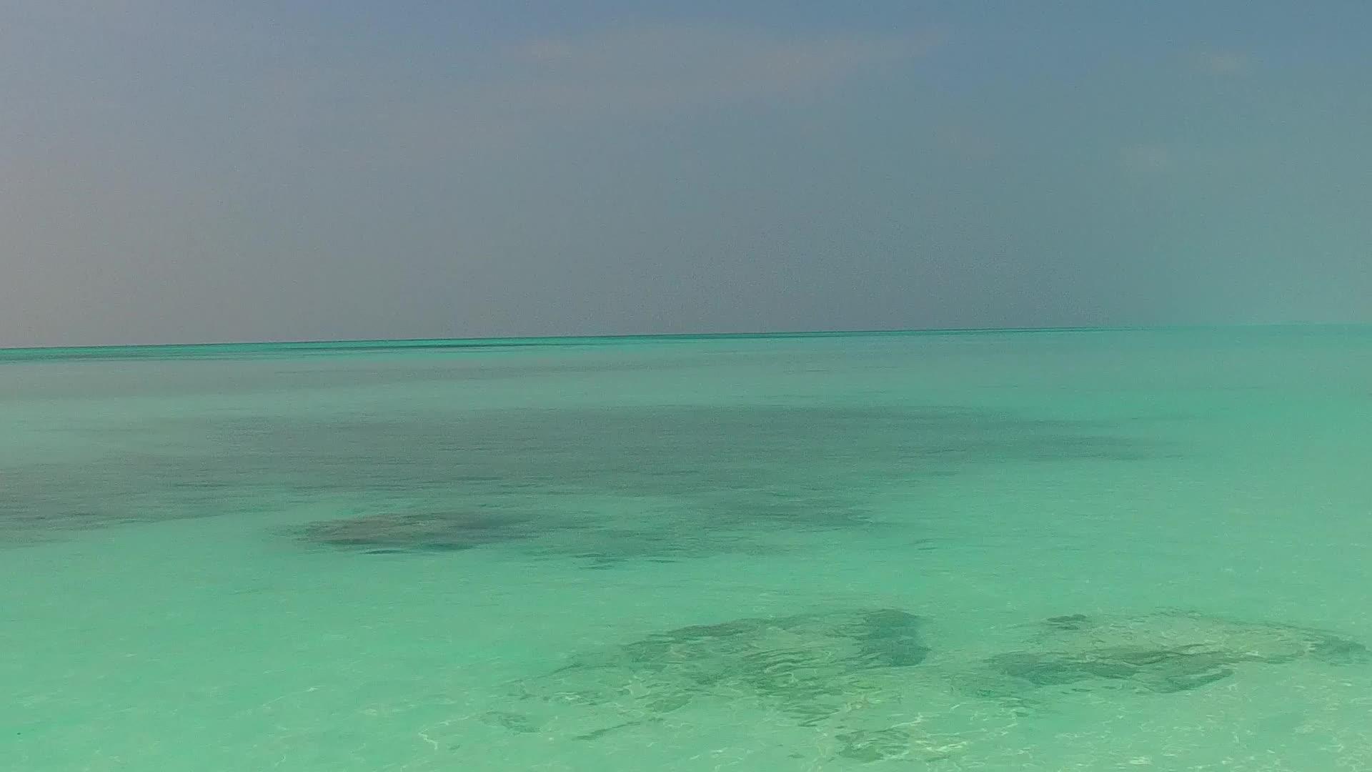 在美丽的海岸海滩白色沙滩的背景下视频的预览图