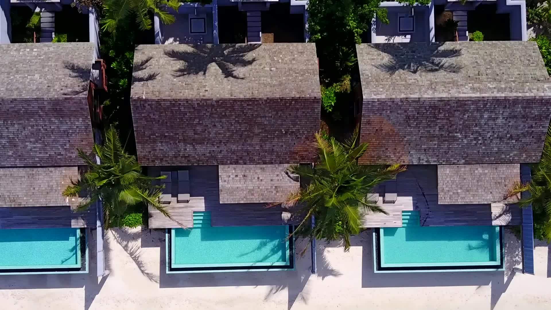 浅珊瑚礁湖和干净的沙滩背景豪华海滩航行无人驾驶视频的预览图