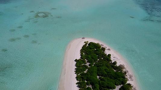 白沙背景蓝绿海岸海滩度假空中无人机旅行视频的预览图