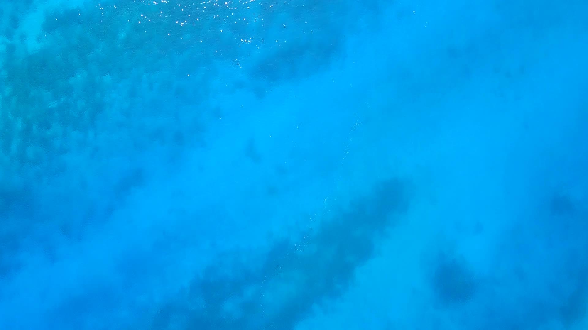 蓝绿色海洋和白色沙滩背景海湾海滩之旅视频的预览图