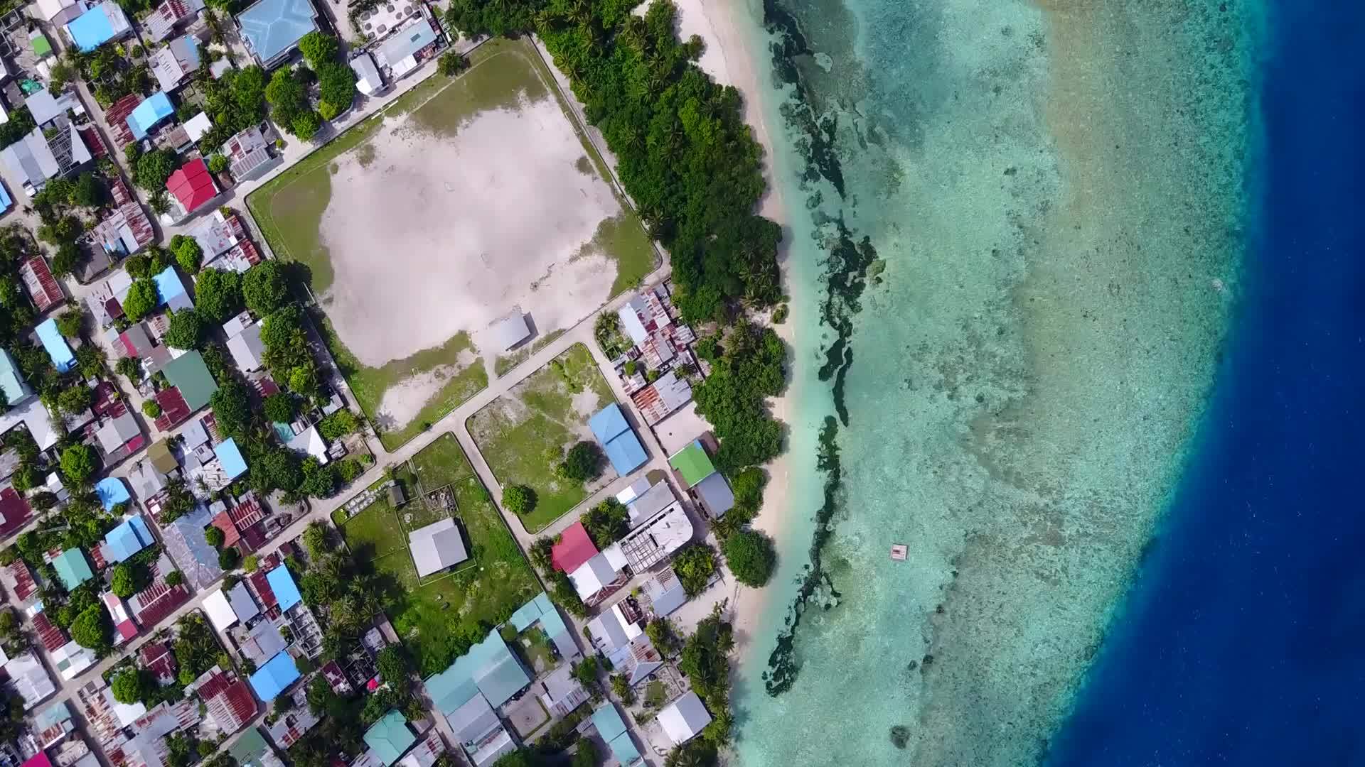 环礁湖海滩以透明海洋和白色海滩为背景视频的预览图