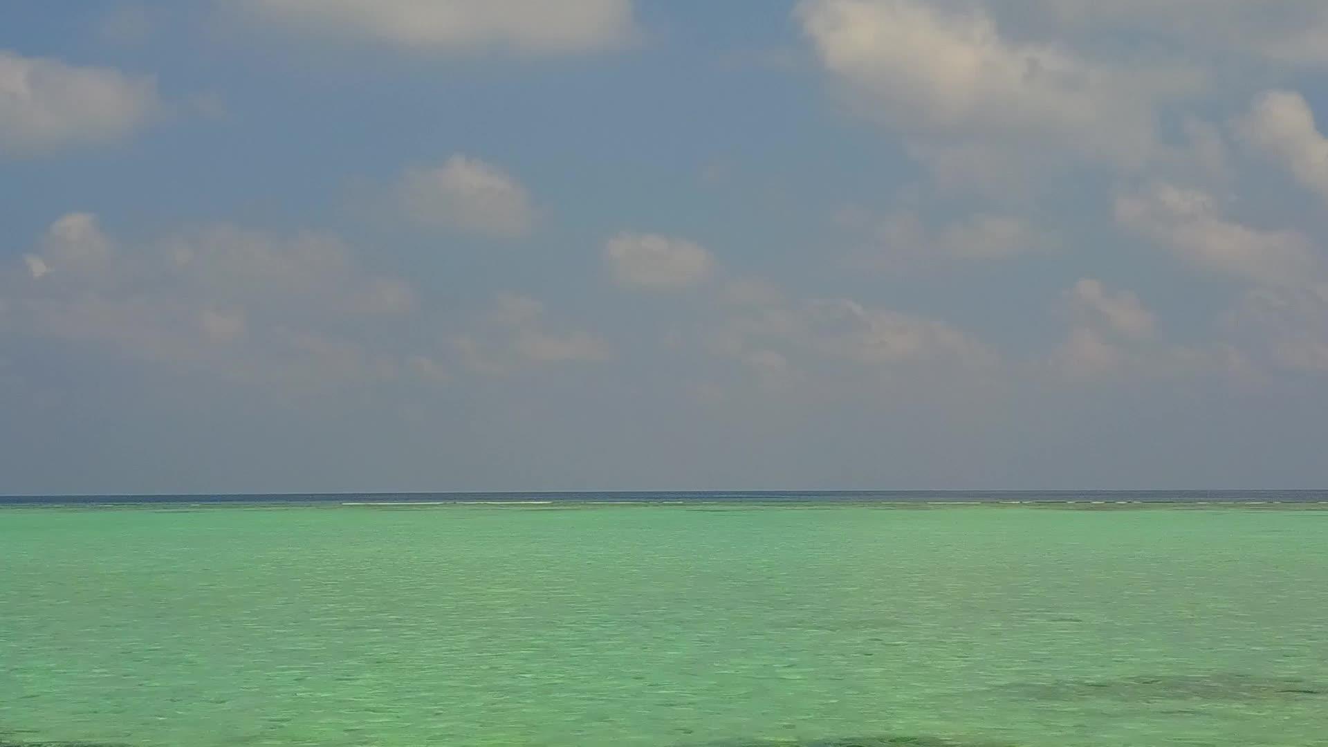 在伊德利岛海滩时间以白沙为背景的蓝色海洋在空中视频的预览图