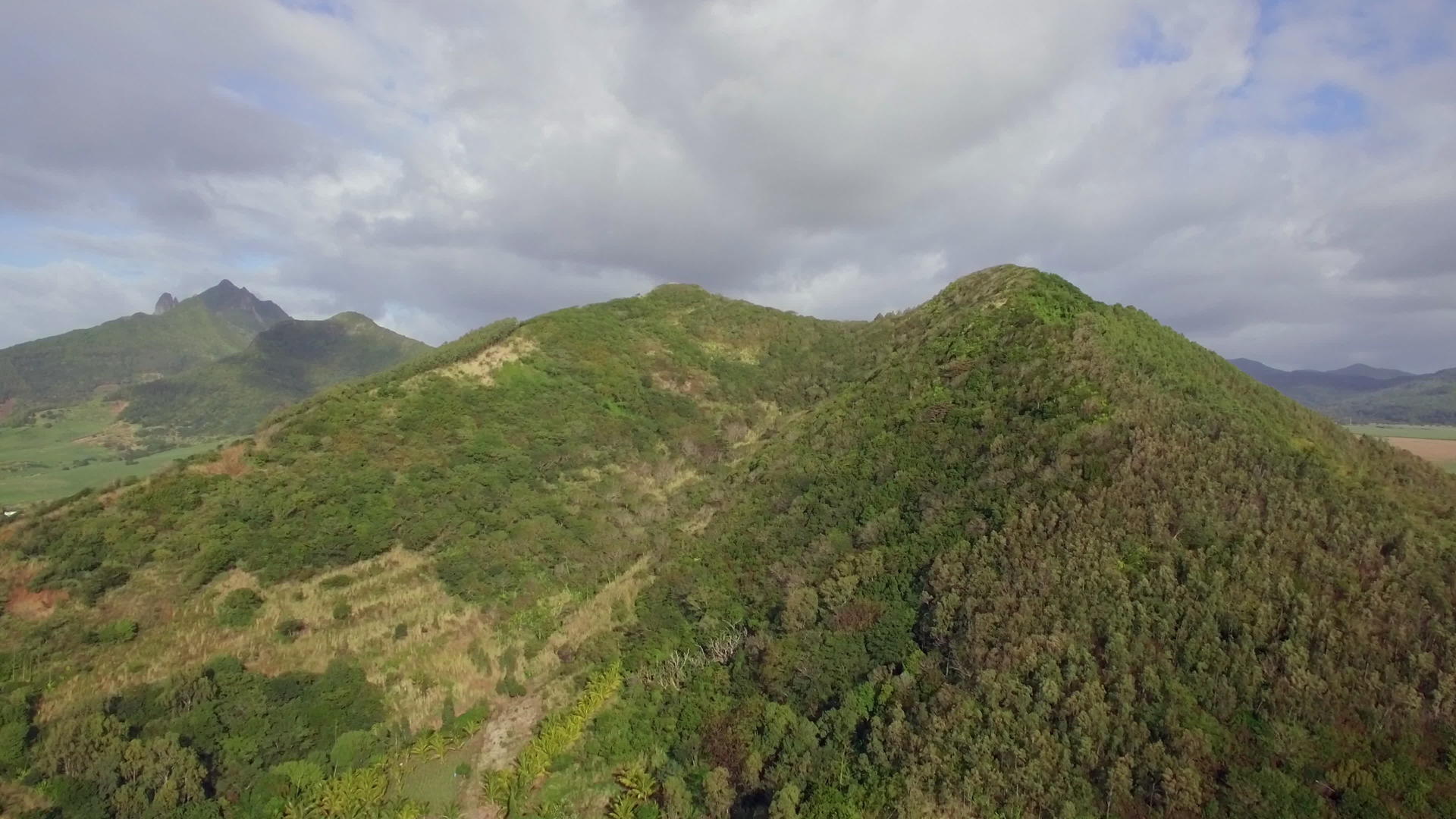 在毛里修斯岛的绿色山上飞翔视频的预览图