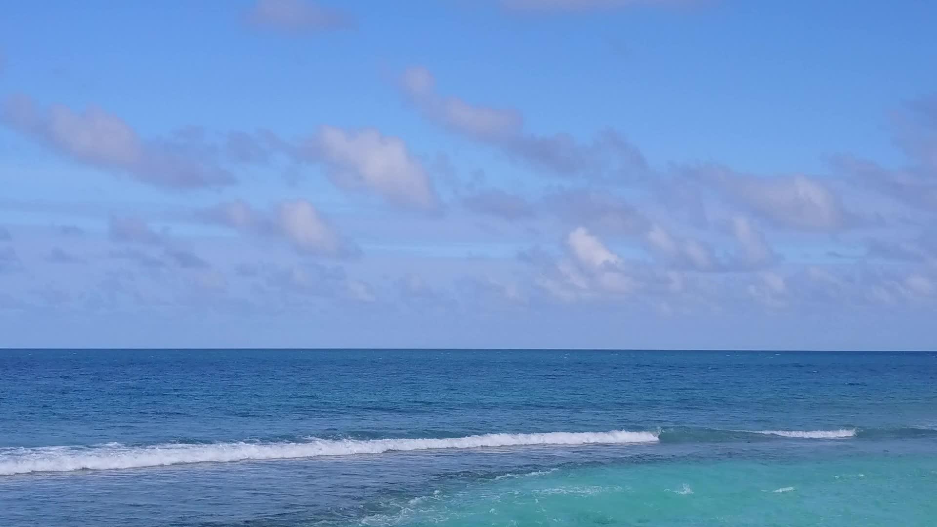 浅海和白沙的背景打破了天堂岛海滩的无人机天空视频的预览图