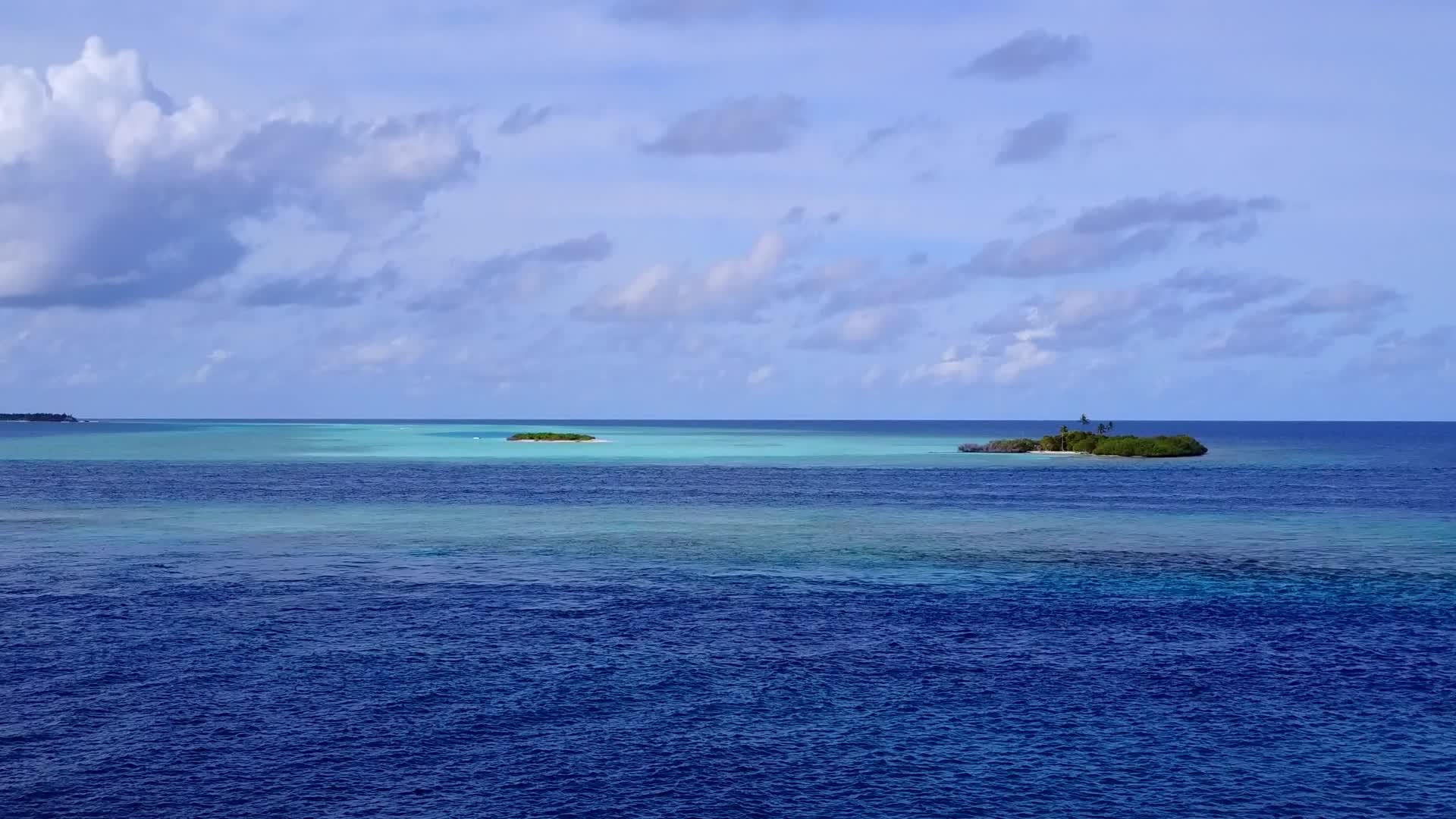 奇怪的海岸海滩海洋由蓝色的海洋和白色的蓝色海洋探索视频的预览图