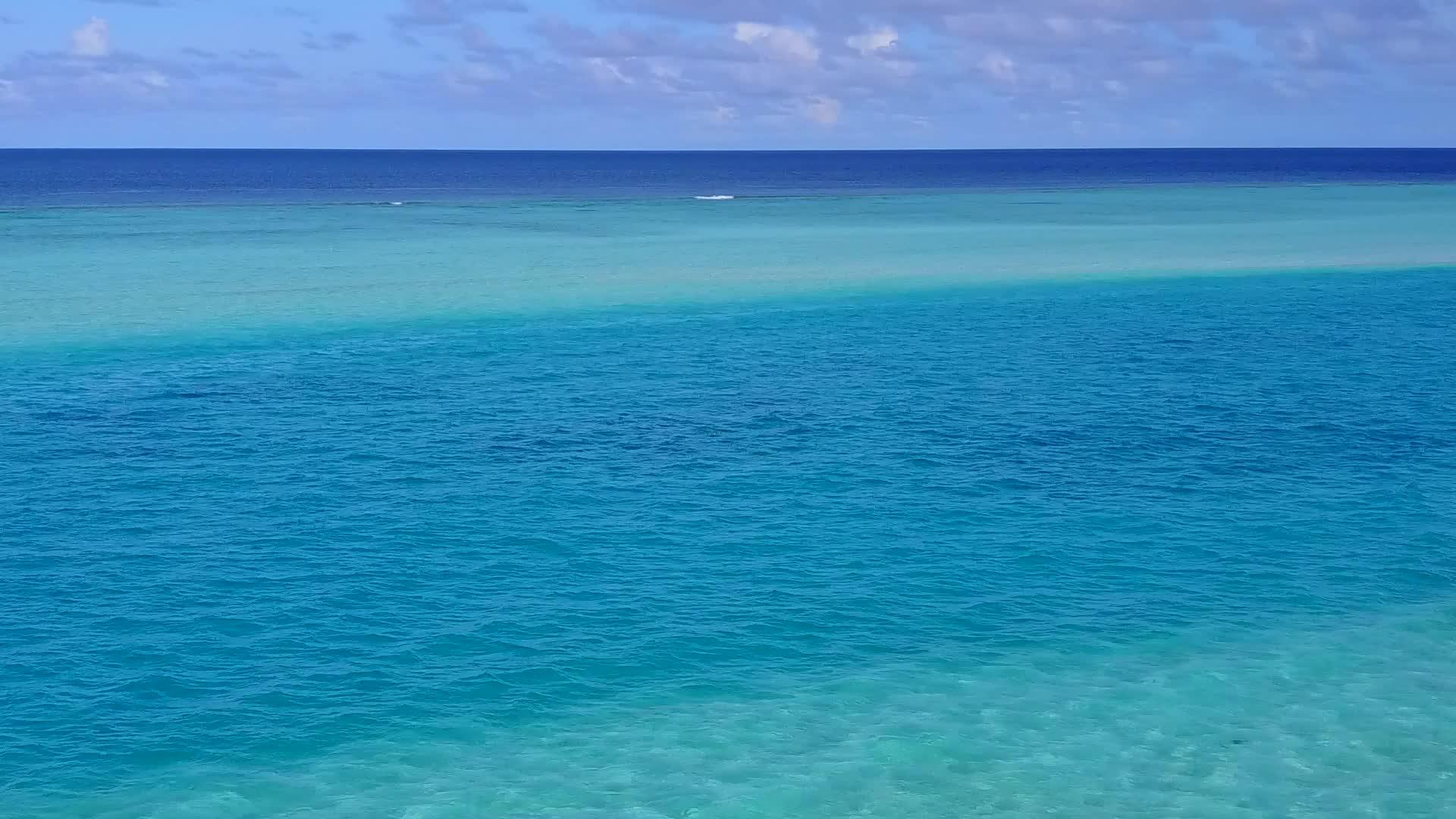 热带湾海滩以清洁的沙土为背景在热带湾沿海自然航行视频的预览图