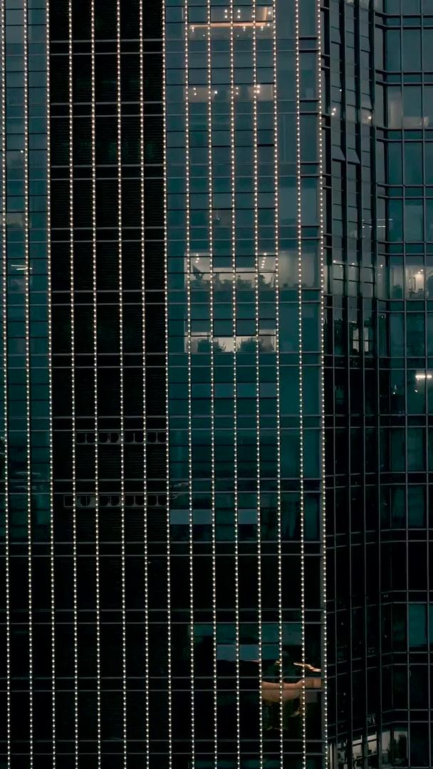 城市摩天大楼的视频素材航拍夜幕降临时刻视频的预览图