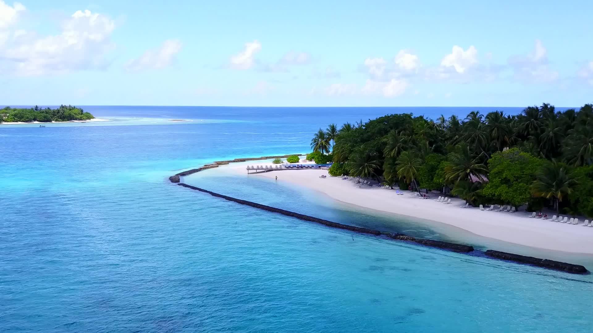 沿着海洋海岸海滩航行的无人机有着清澈的大海和白沙的背景视频的预览图