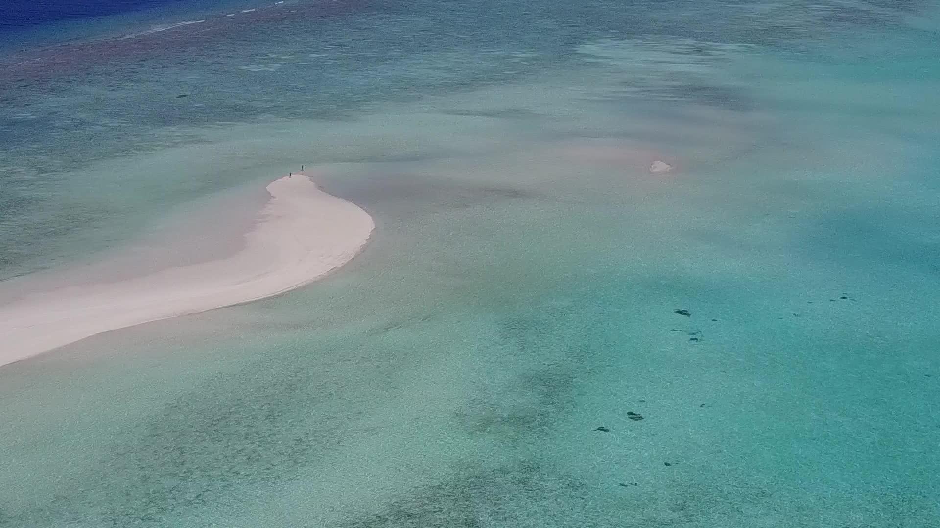 在美丽的海岸海滩白色沙滩的背景下视频的预览图