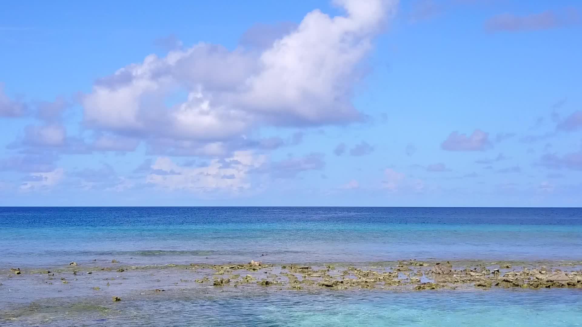 在透明的海洋和白透明的海洋和田园诗般的海景海滩冒险的空中无人机视频的预览图