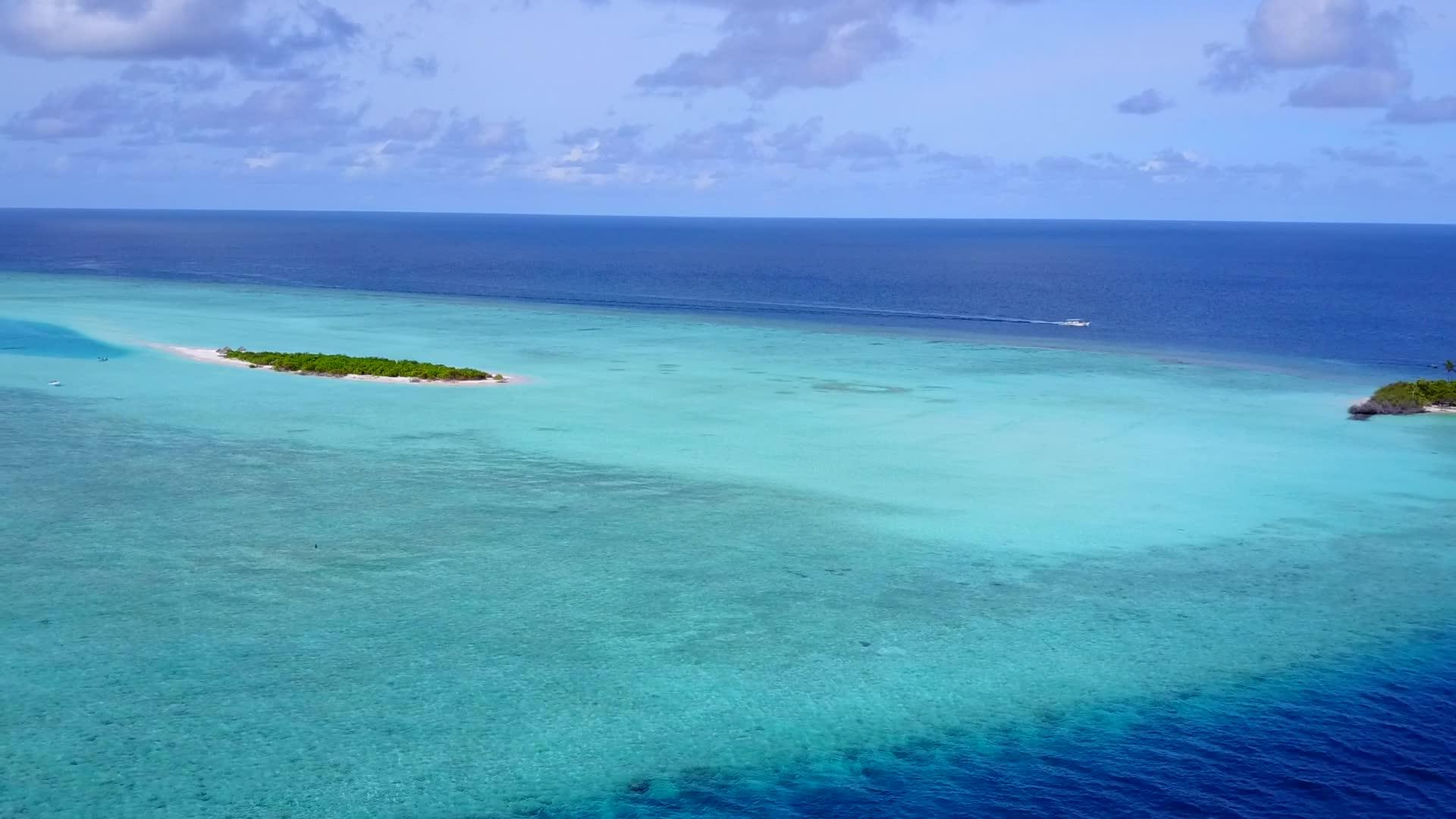 蓝色的海洋和干净的海滩背景下完美的海岸线海滩冒险无人机视频的预览图