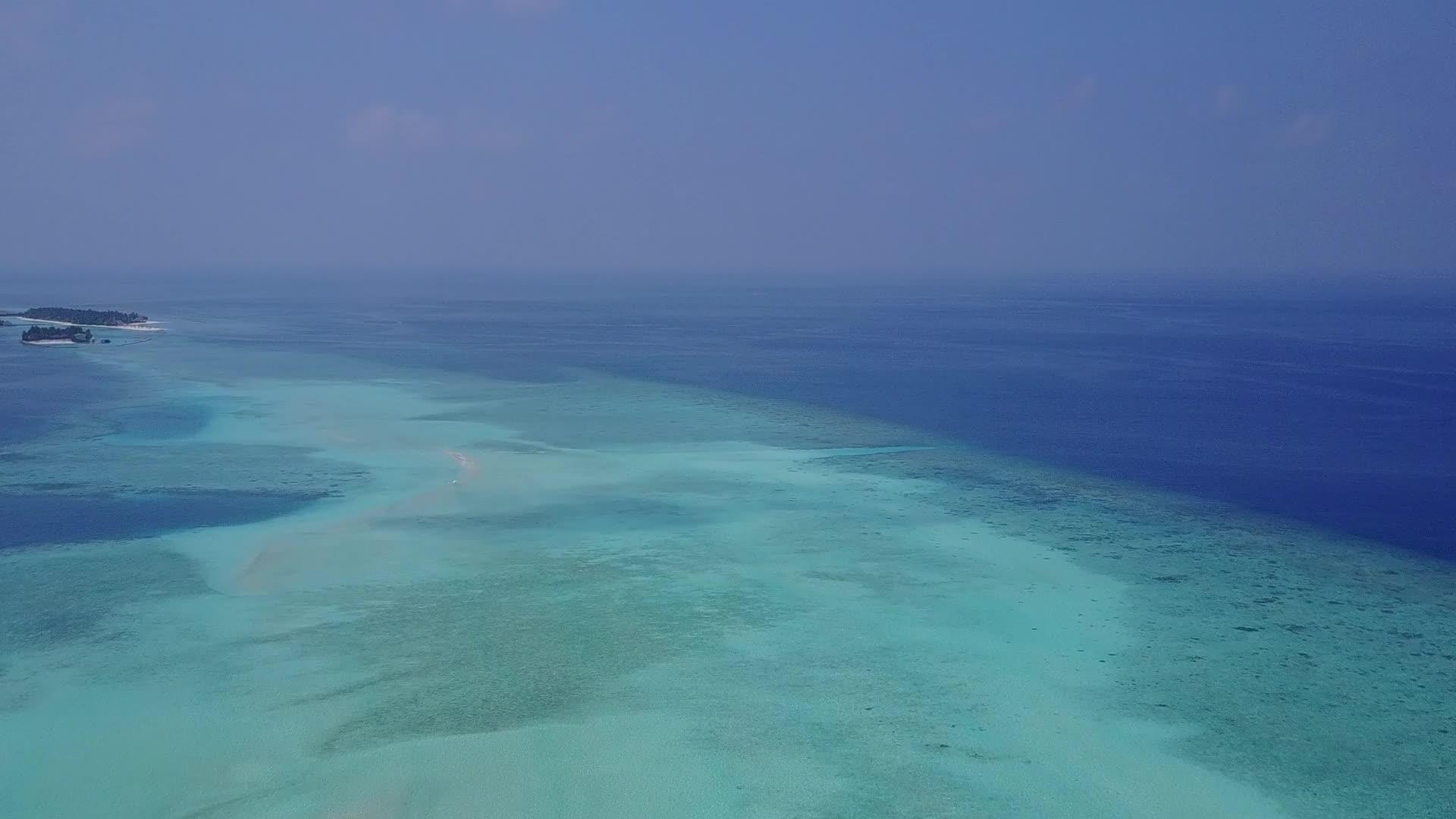 白沙背景蓝色环礁湖天堂湾海滩生活方式视频的预览图