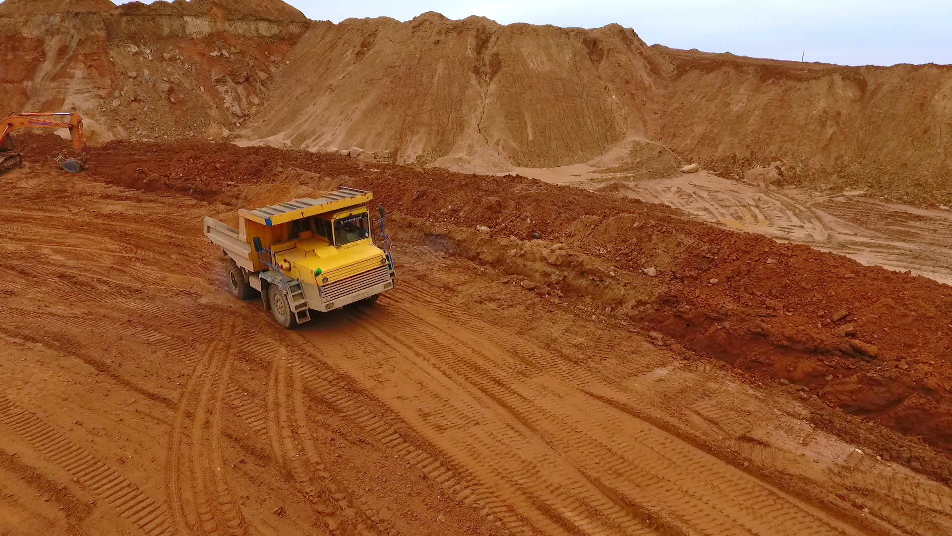 采砂场运砂车在砂矿上行驶视频的预览图