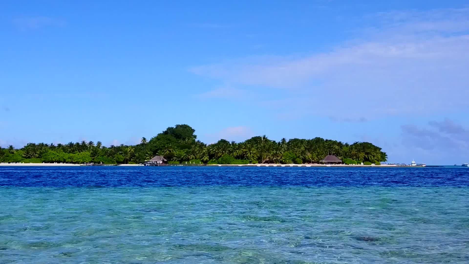 在美丽的海岸海滩白色沙滩的背景下视频的预览图