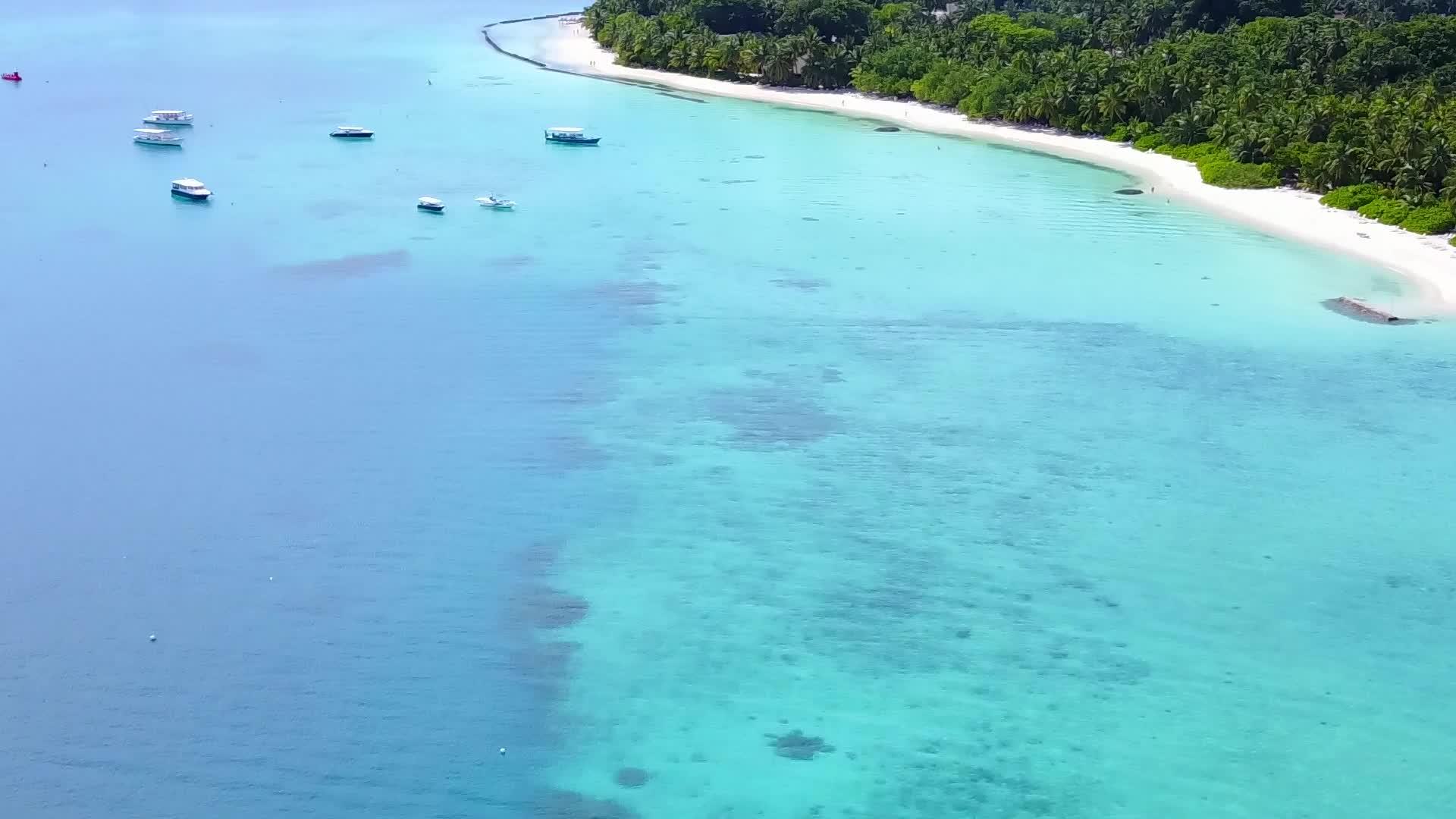 天堂海岸线海滩时间的空中旅行包括蓝色的水和干净的含沙视频的预览图