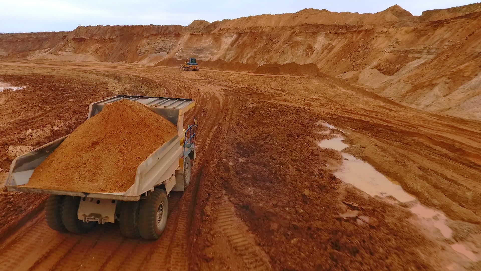 采矿卡车在砂石场运输子视频的预览图