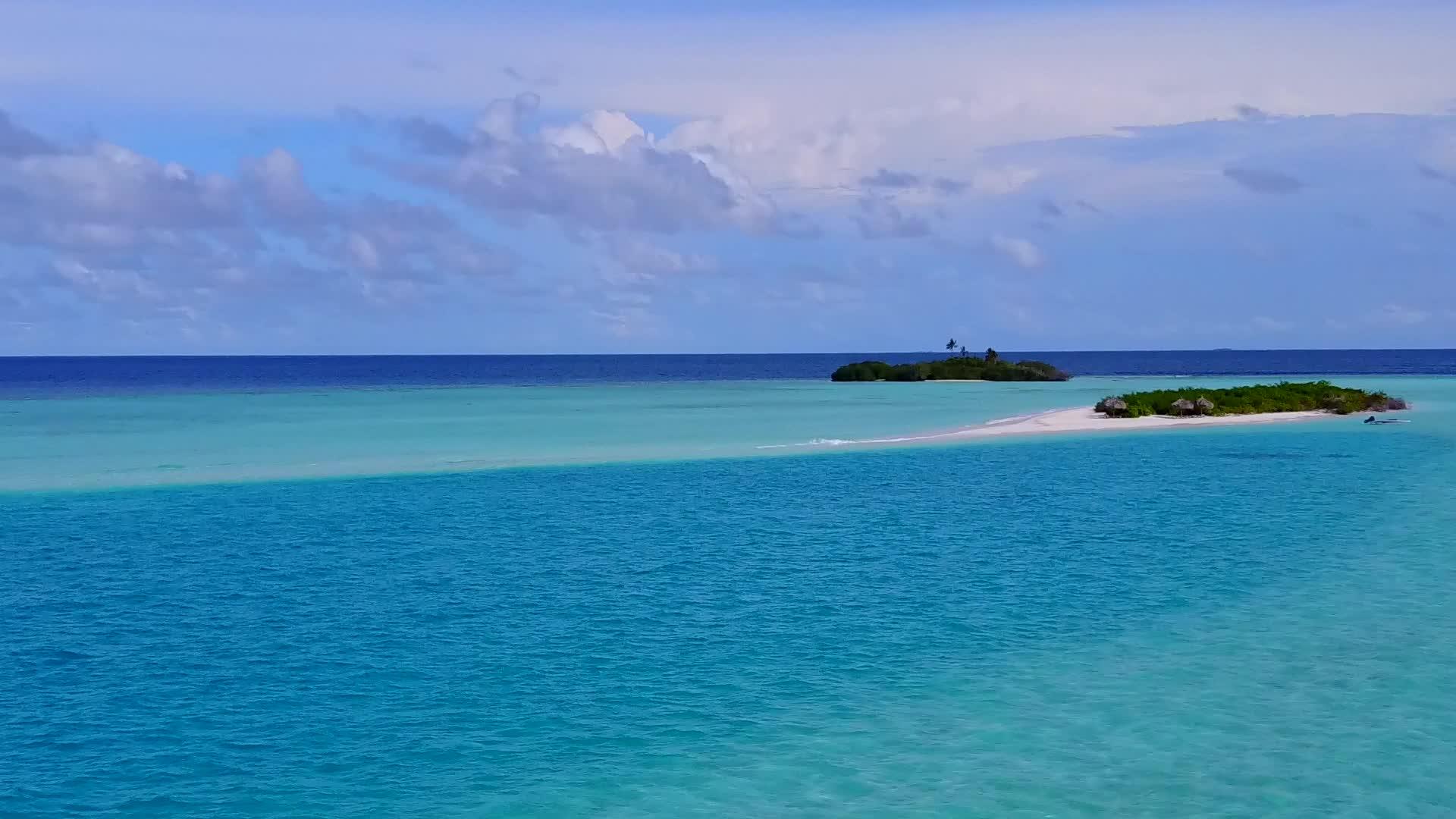在美丽的海岸海滩白色沙滩的背景下视频的预览图