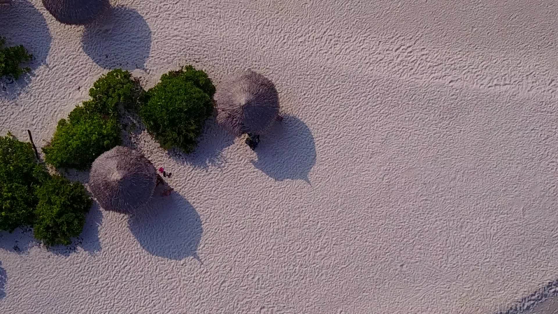 白沙背景水蓝色泻湖美丽旅游海滩无人机景观视频的预览图