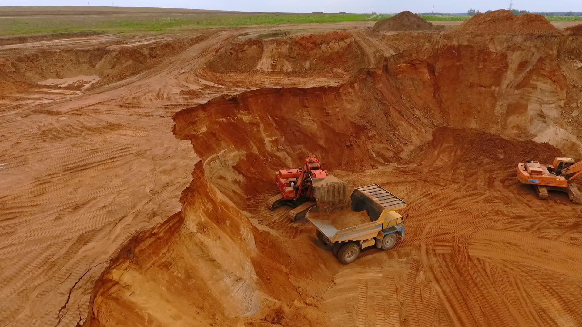 采砂场作业的挖掘机视频的预览图